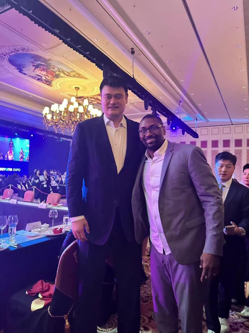 阿泰斯特曬與姚明合照：這是我最喜歡的隊(duì)友 姚??！
