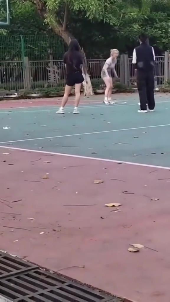上來(lái)就背打女生的男人，真的活該沒(méi)有女朋友啊