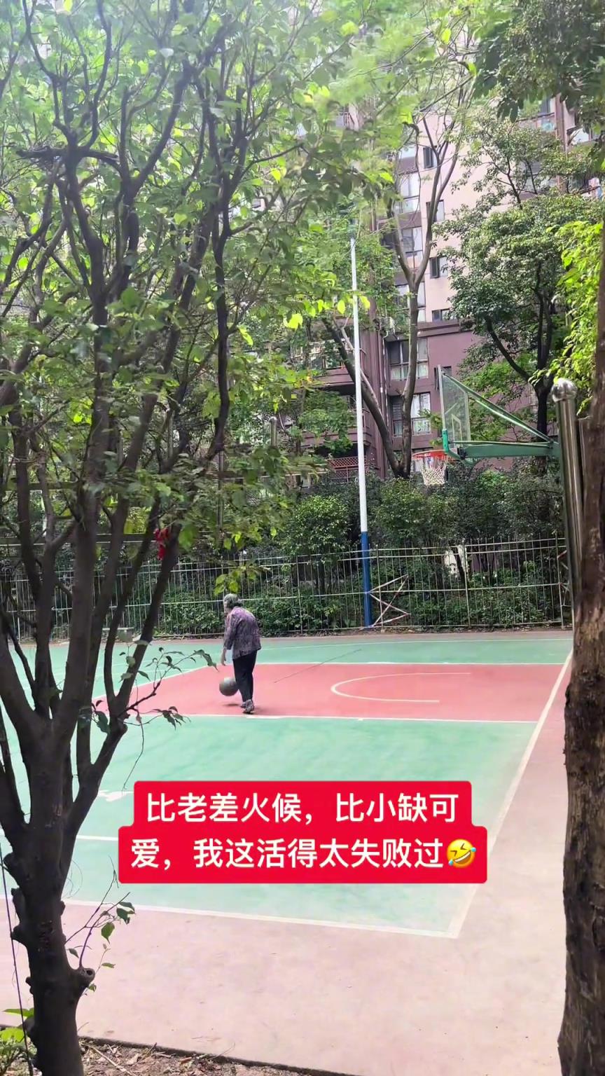 這阿婆單手一投一個準，姜還是老的辣