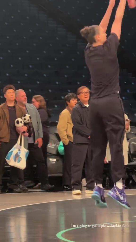 71歲成龍現(xiàn)身巴克萊中心看女籃比賽：她們投籃怎么那么準?。。?>
                                <div   id=