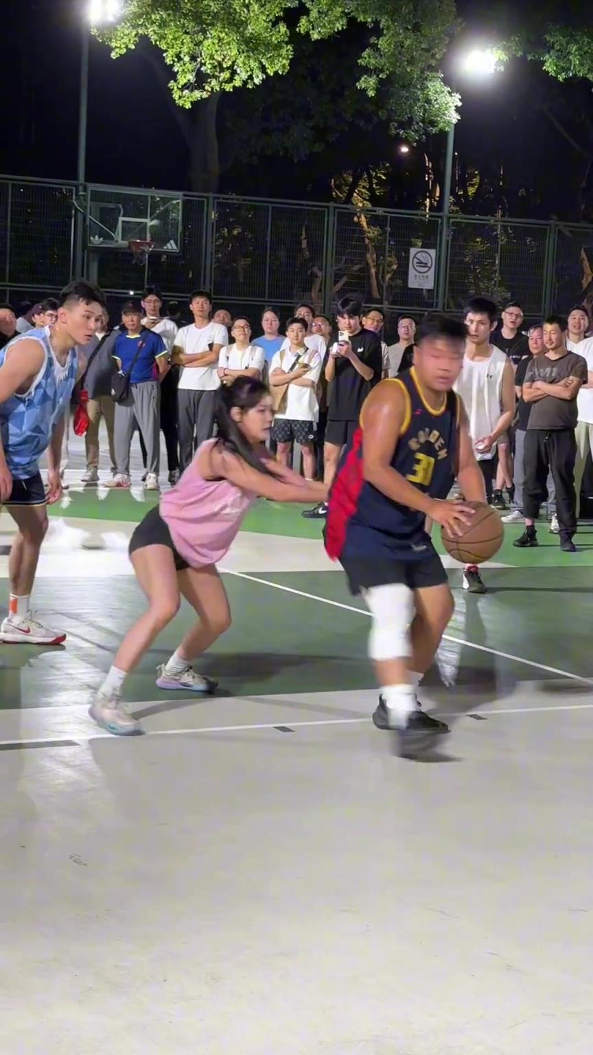 這哥們看見防自己的是女生，一個勁背打，球也不傳了